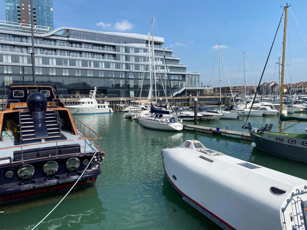 5 Star Ocean Village Marina Reconditioned Rnli Rig Life Boat Southampton Eksteriør billede